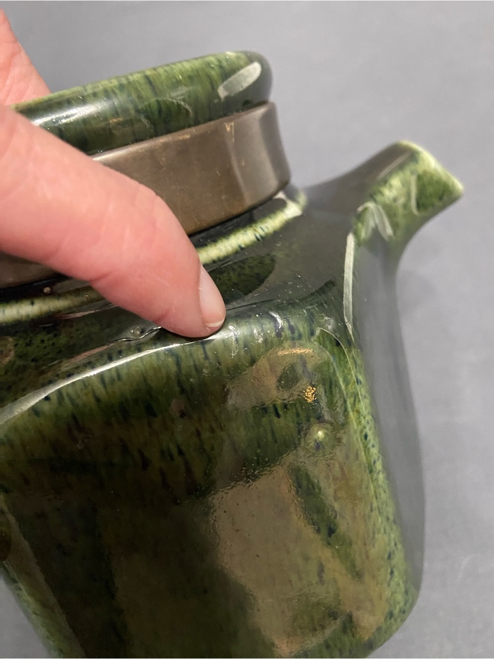 VTG Japanese Stoneware Teapot Green Speckled Glaze Wooden Handle Brass Fittings - Picture 12 of 17